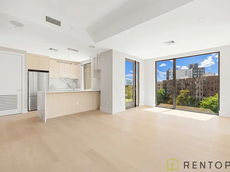 960 Franklin Ave #448 — Photo 5