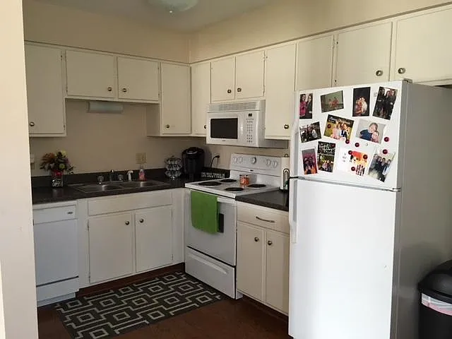 2122 J St — Photo 3