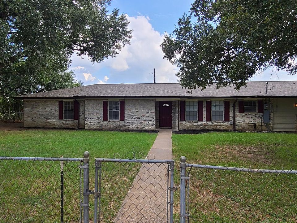 Front Yard With Large, Peaceful Oak Trees & New Roof
