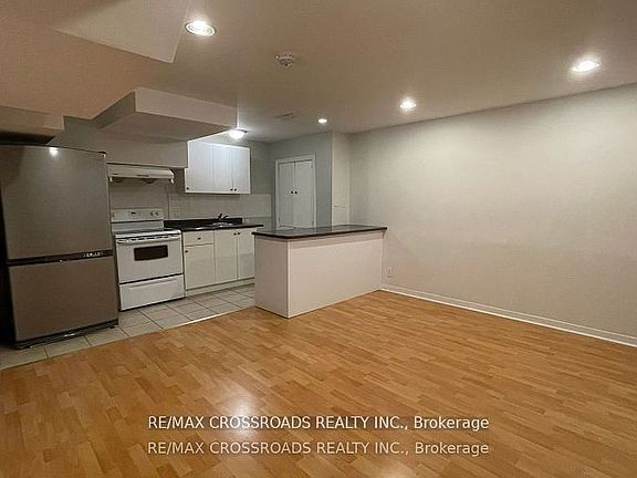 2nd image of 22 Walnut Grove Cres