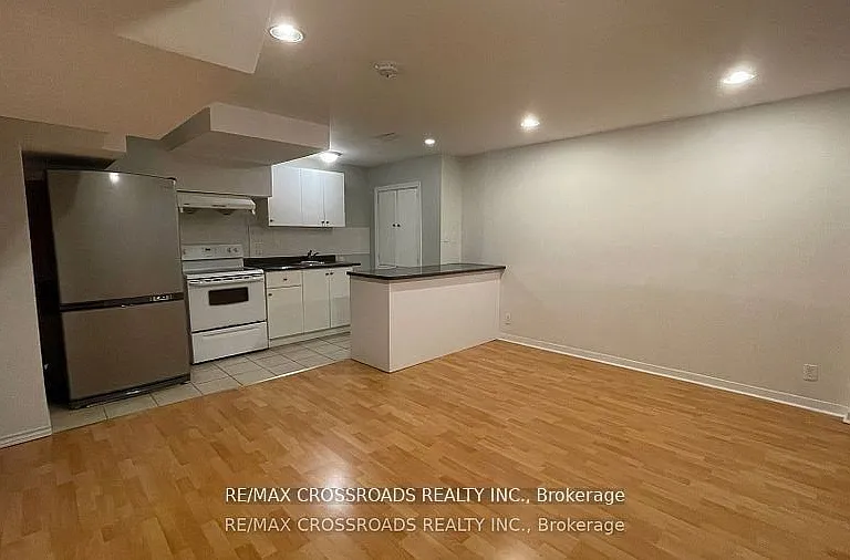 22 Walnut Grove Cres — Photo 2