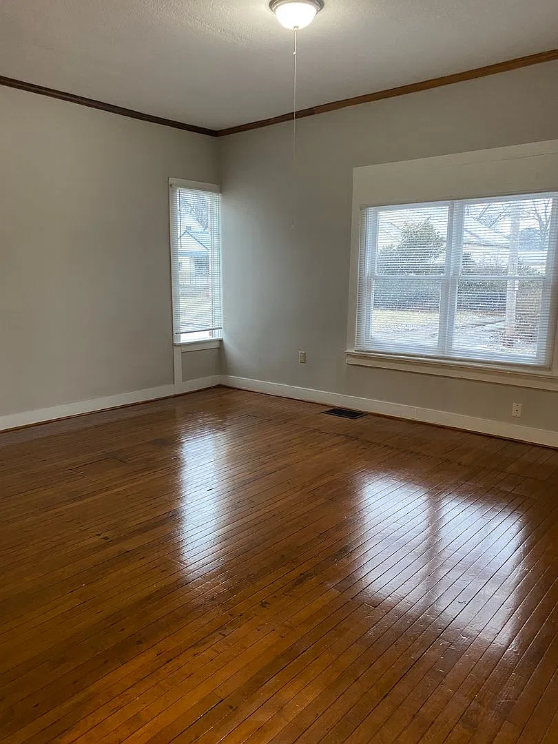 Vintage One Bedroom Located at 1515 Tecumseh St — Photo 2