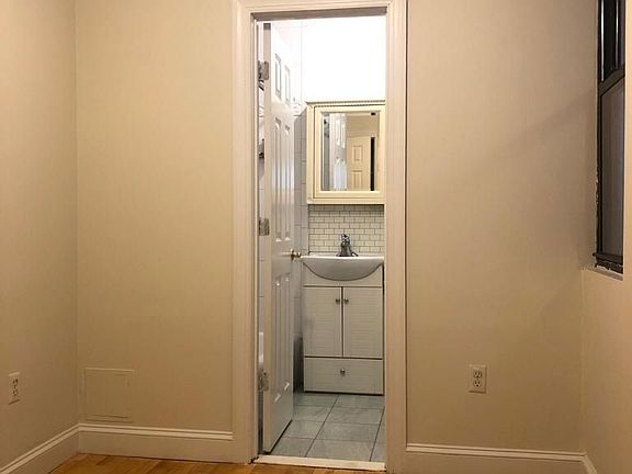 4th image of 533 W 49th St APT 4FE