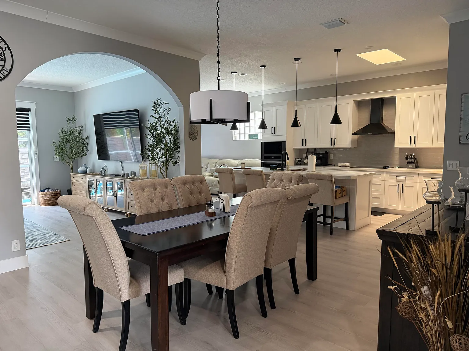 3 bed, 2.5 bath, 2348 sqft, $3,900 — Photo 4