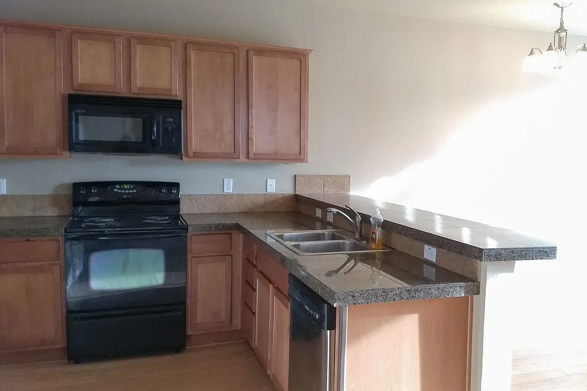 3 bed, 2.5 bath, 1652 sqft, $2,445 — Photo 2