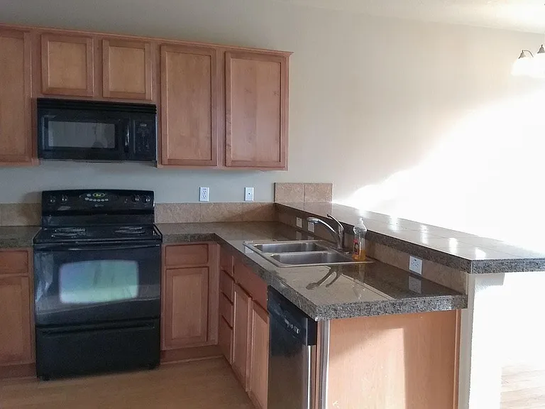 1400 NE Alexandria Pl — Photo 2