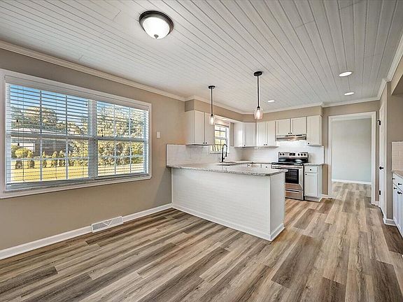 4th image of 2255 Berry Hill Dr