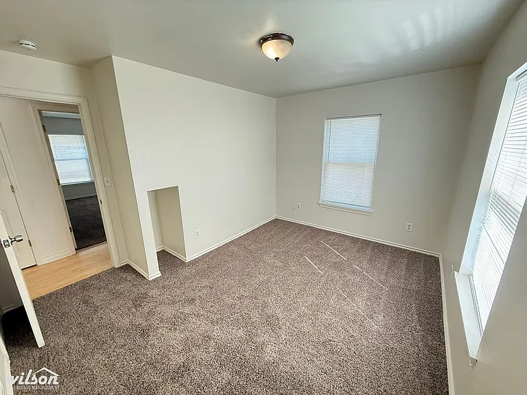 1005 S 33rd Ave — Photo 8