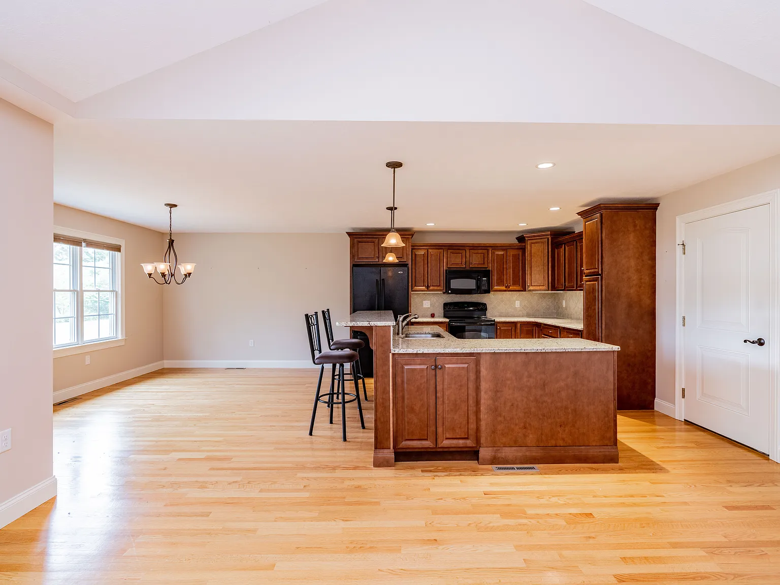 2 Jarry Dr — Photo 3