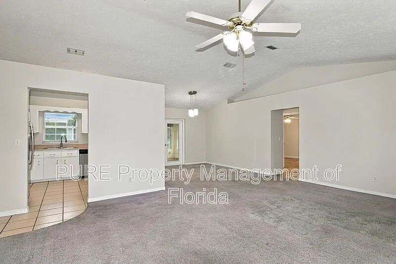 3 bed, 2.0 bath, 1646 sqft, $2,095 — Photo 3