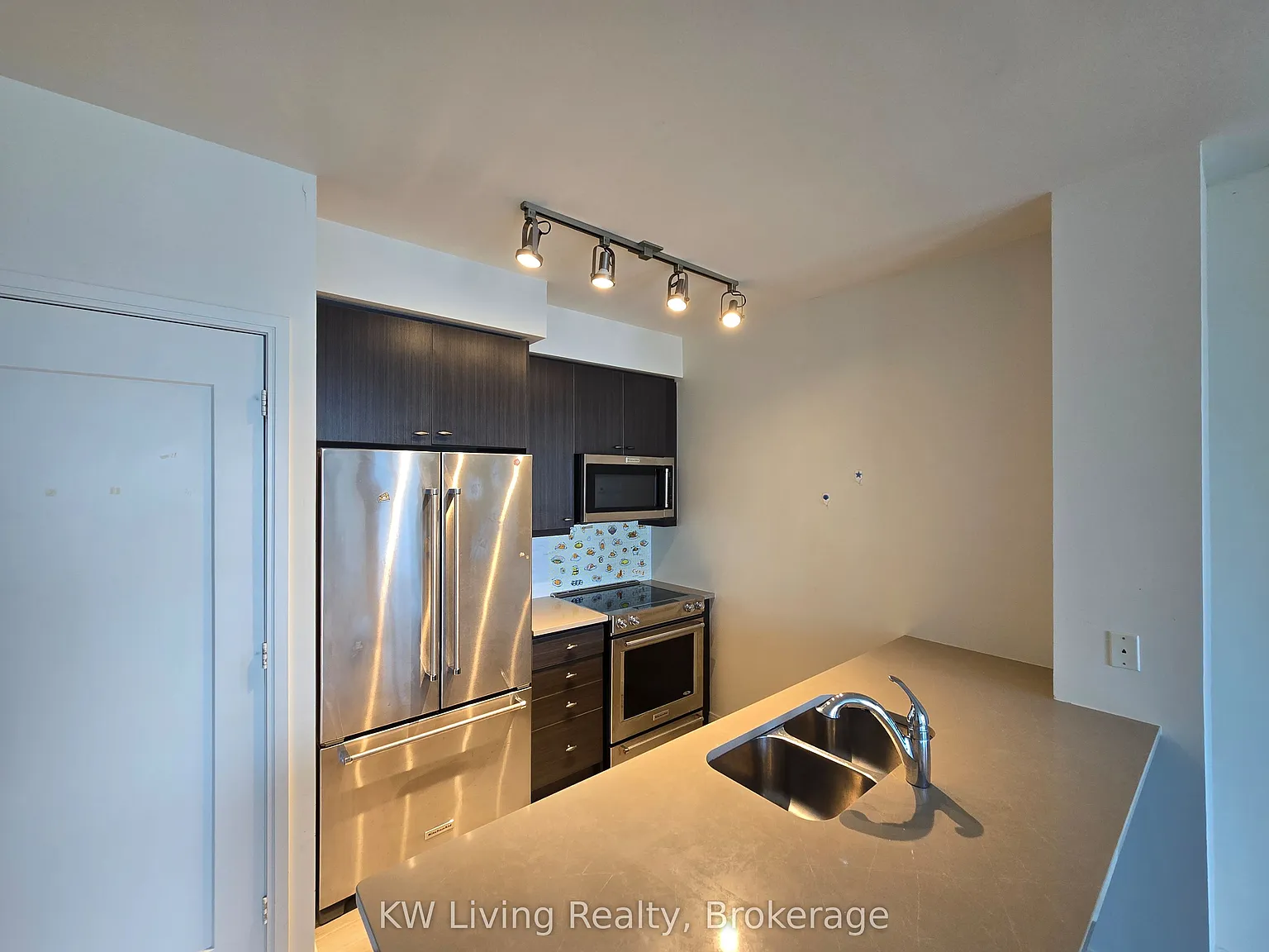 Milan Condos — Photo 4