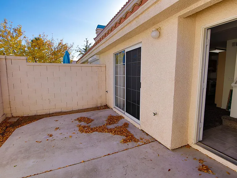 8023 W Rochelle Ave — Photo 10