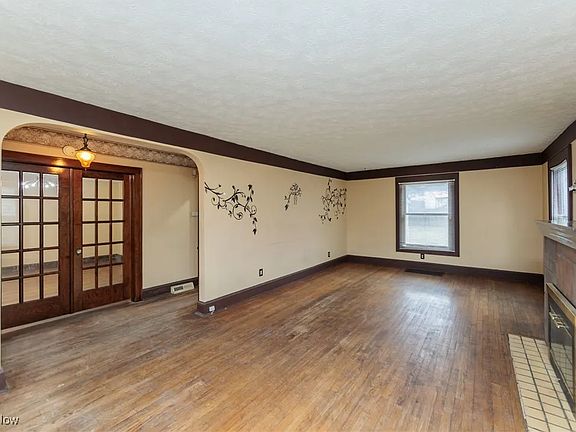 3rd image of 895 Winton Ave