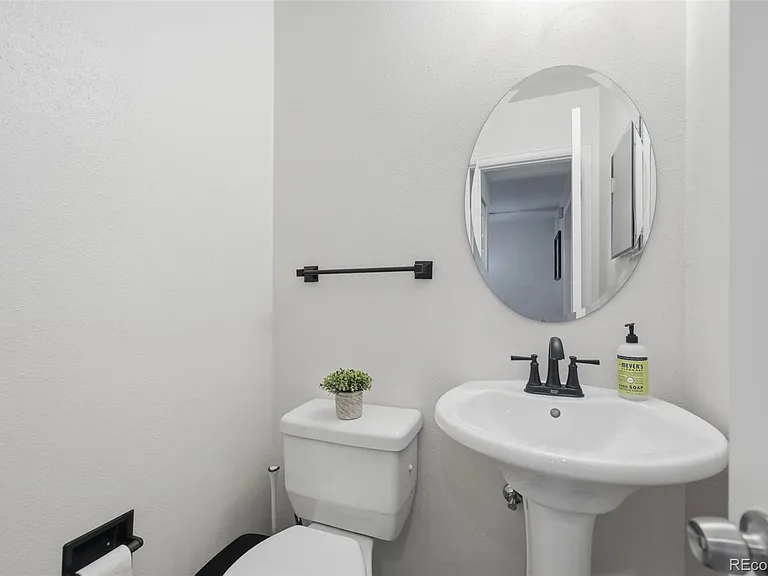 1169 S Monaco Street Pkwy — Photo 11