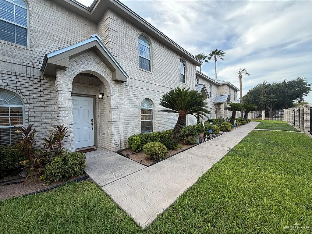 3 bed, 2.5 bath, 1300 sqft, $1,300 — Photo 3