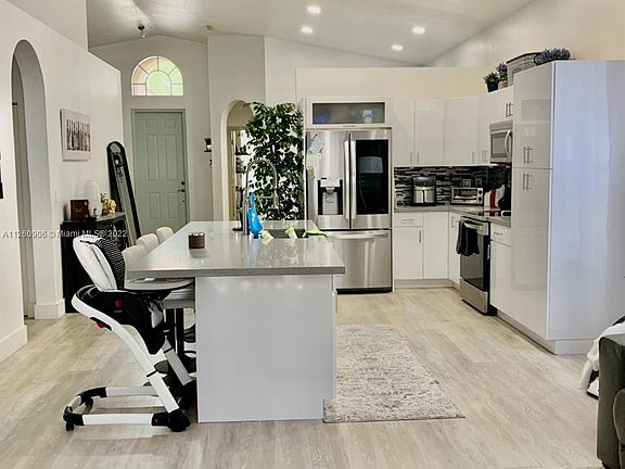 3rd image of 1137 NE 37th Pl #1137