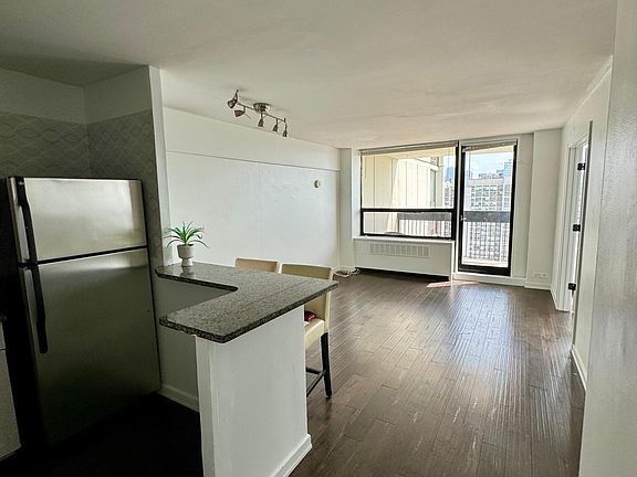 5th image of 1460 Sandburg St #2807