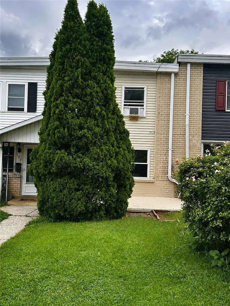 3 bed, 1.5 bath, 1402 sqft, $2,300 — Photo 1
