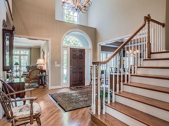 4th image of 233 Waterbury Cir