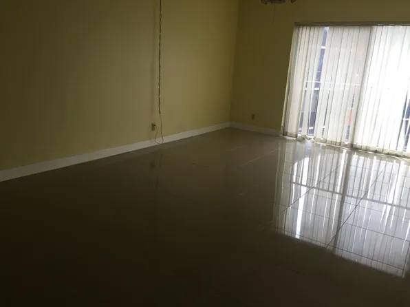 8740 N Sherman Cir APT 402, Hollywood, FL 33025