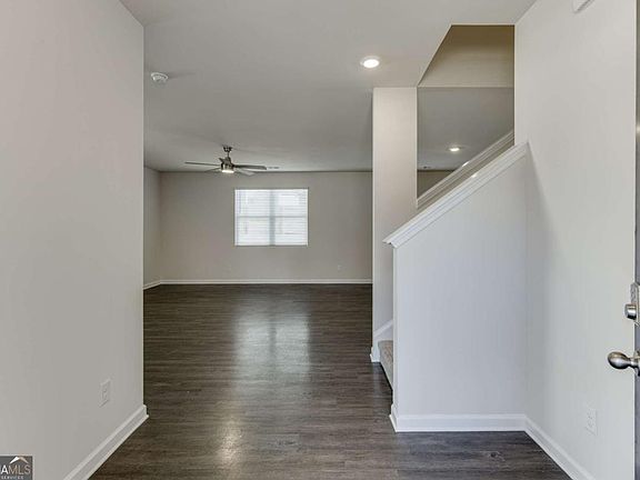 4th image of 135 Russell Rd