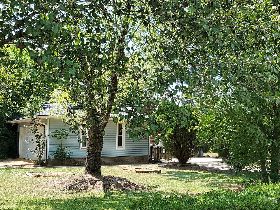 1st image of 300 Knollwood Dr