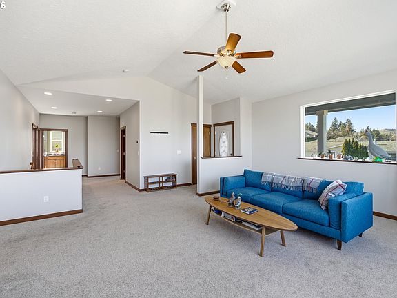 3rd image of 1704 Oakwood Dr