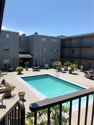 1 bed, 1.0 bath, 676 sqft, $1,300 — Photo 2