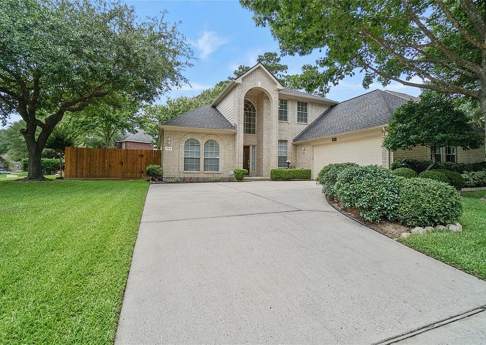 Welcome to 1814 Kensington Park Circle of Imperial Oaks, your gorgeous 2-Story Estate, corner lot, nestled between two cul-de-sacs and sprawled across a just over 11,000 Square Foot lot.