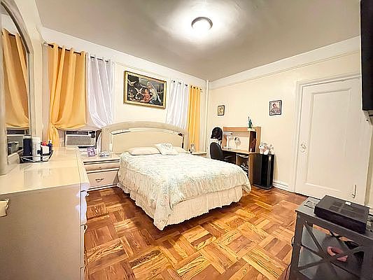 4th image of 3824 Waldo Ave #1E