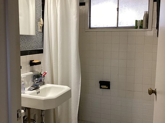 3rd image of 1224 Oak Ridge Dr