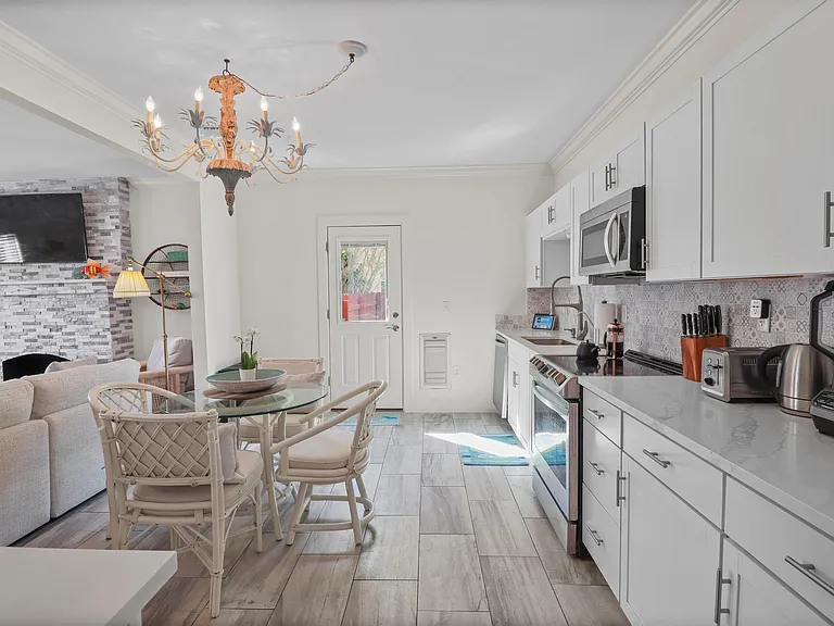 301 Hawthorne Dr — Photo 22