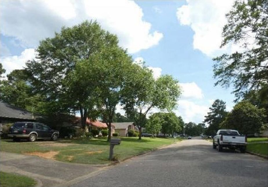 Exterior Neighborhood (street photo)