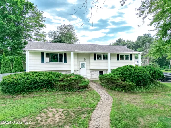 1 Panarama Court, Clifton Park, NY 12065