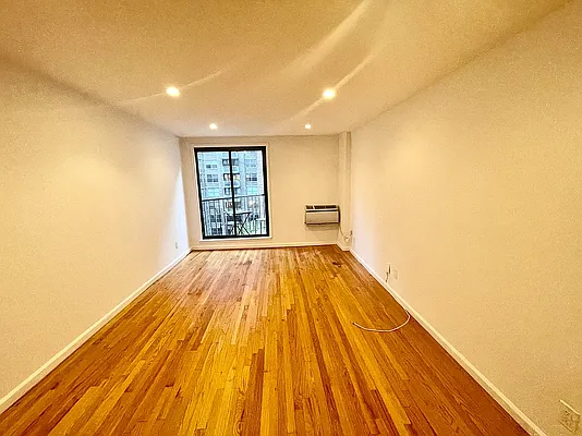 Rented by Maidman Realty Group LLC | media 7