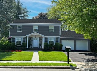 14 Jan Ln, Woodbury, NY 11797