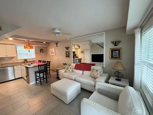 152 Tuckerman Ave APT 9, Middletown, RI 02842