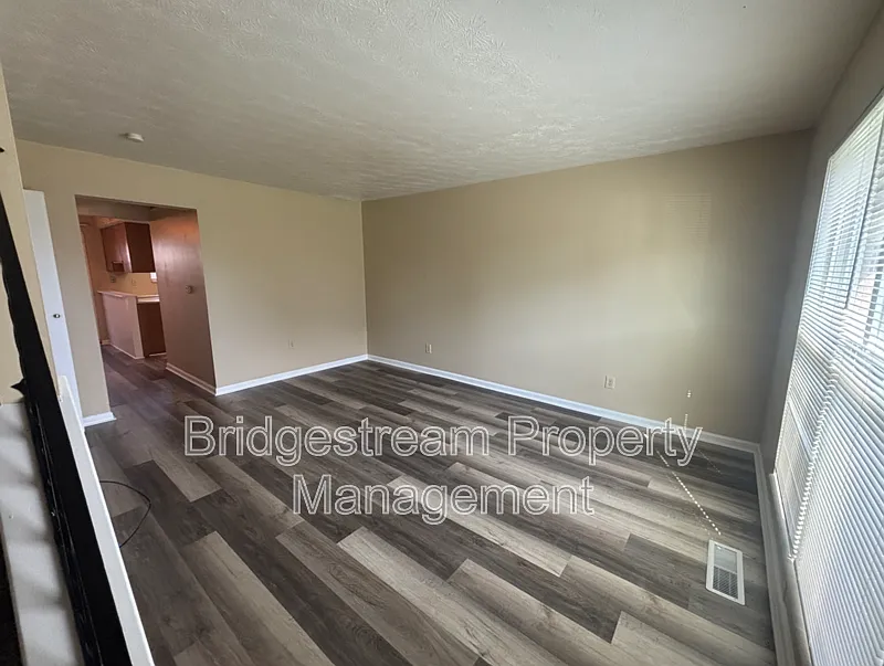 2 bed, 1.0 bath, $1,050 — Photo 2