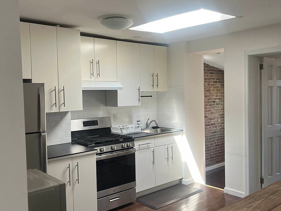 1st image of 178 Graham Ave #3