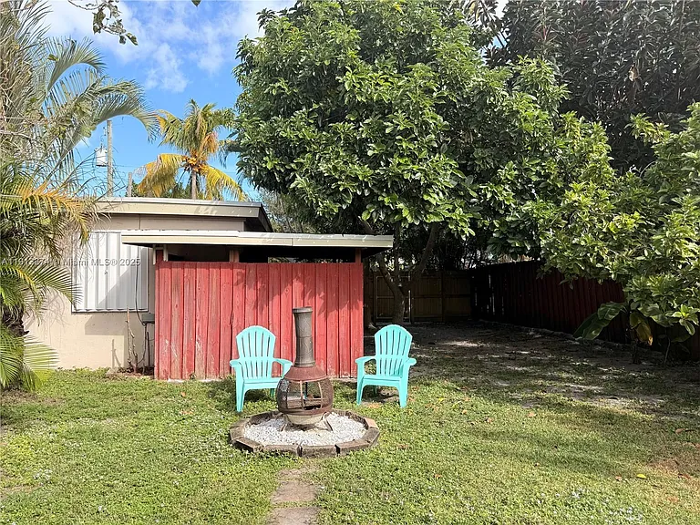 2435 Wilson St — Photo 15