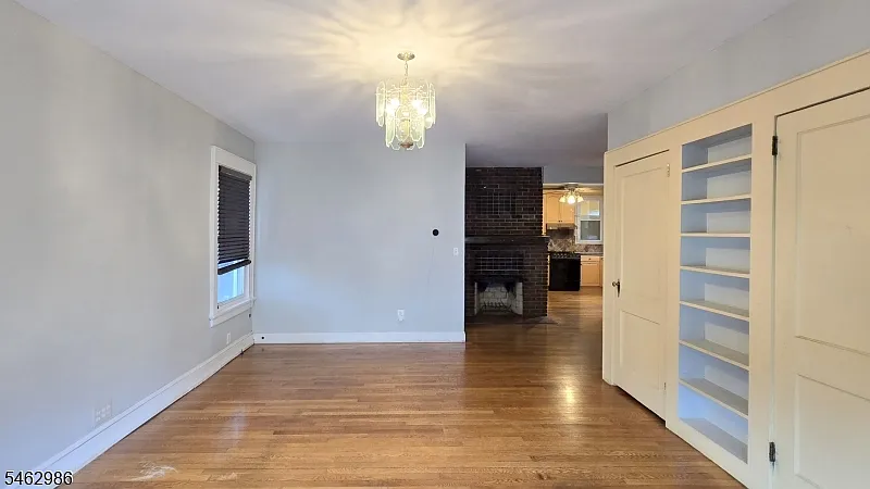 3 bed, 1.0 bath, 1300 sqft, $2,900 — Photo 3