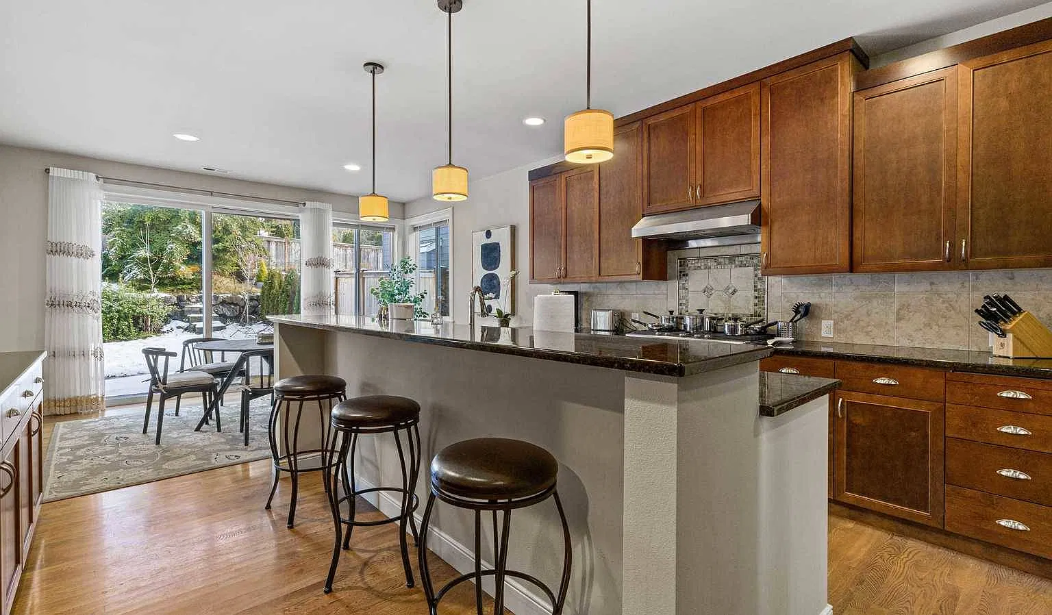 5 bed, 3.5 bath, 3779 sqft, $10,000 — Photo 3