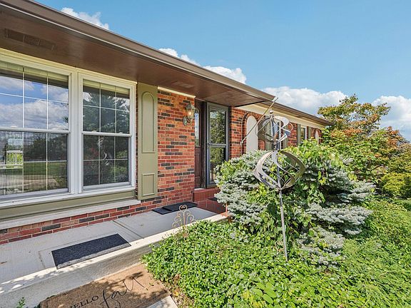 3rd image of 49 Colony South Dr
