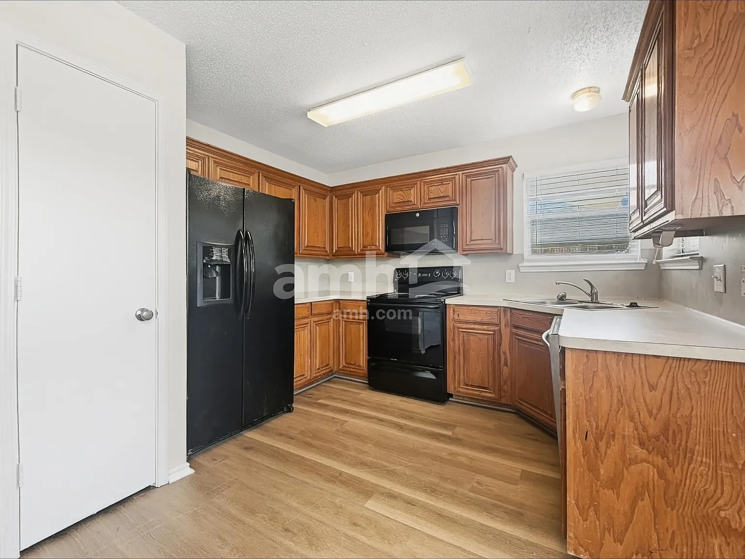 4 bed, 2.0 bath, 1508 sqft, $2,090 — Photo 3