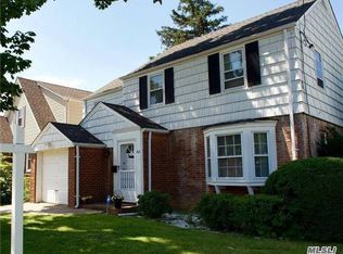 65 Park Ave, New Hyde Park, NY 11040