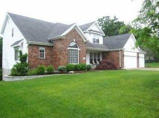 16142 Pine Terrace Dr, Ballwin, MO 63021