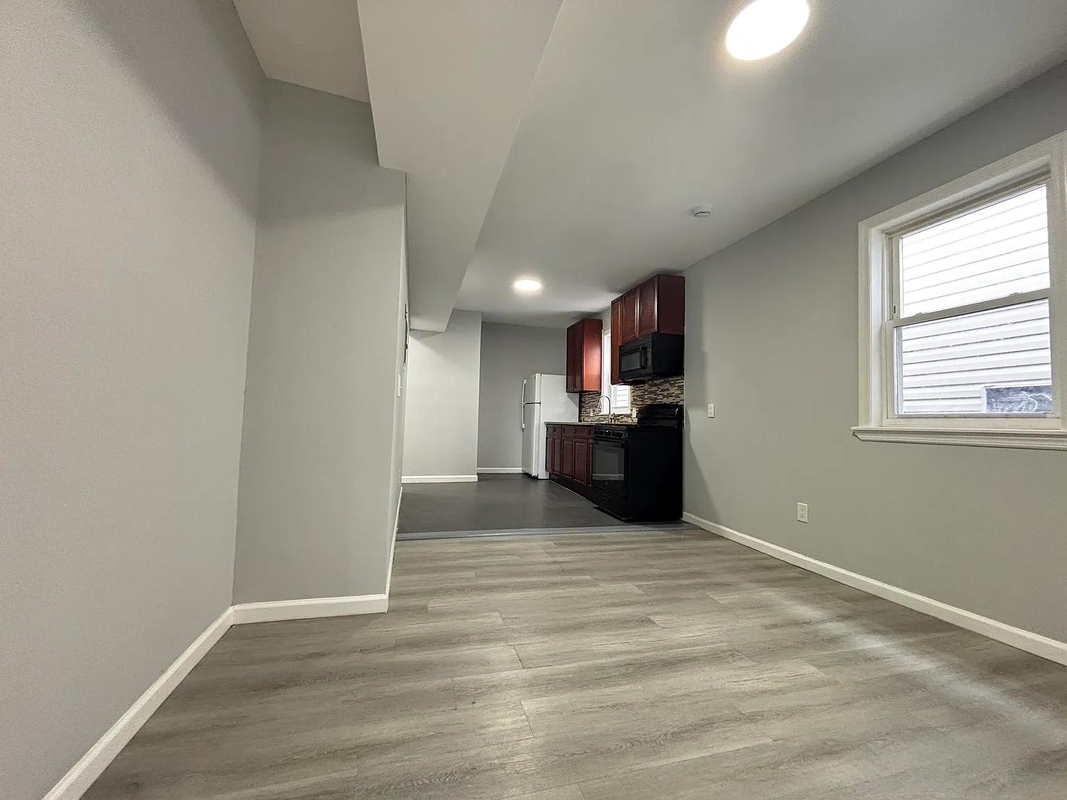 3 bed, 950 sqft, $2,200 — Photo 2