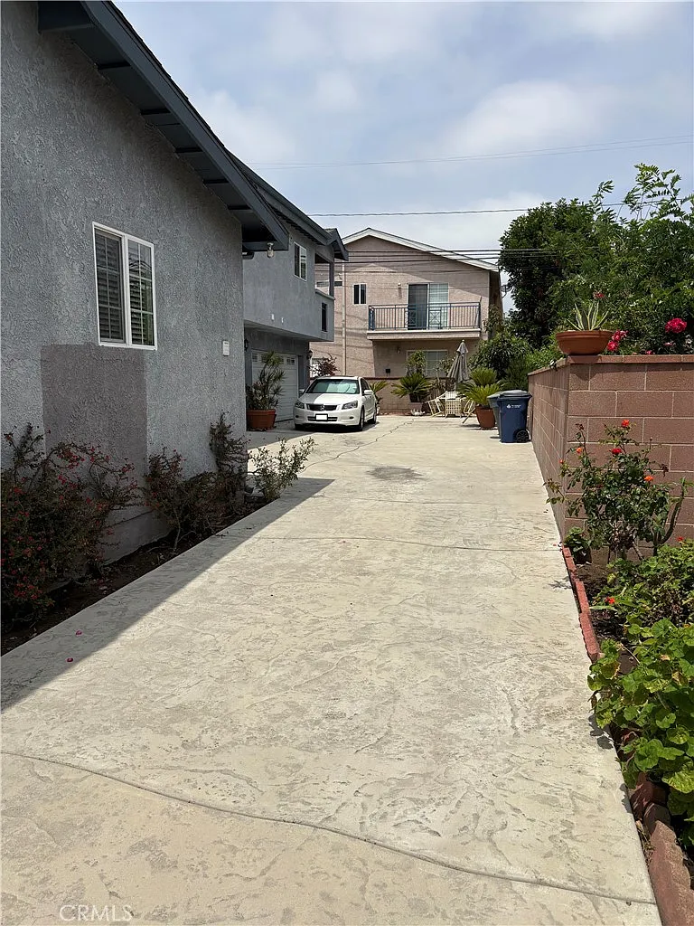 2 bed, 800 sqft, $2,700 — Photo 1