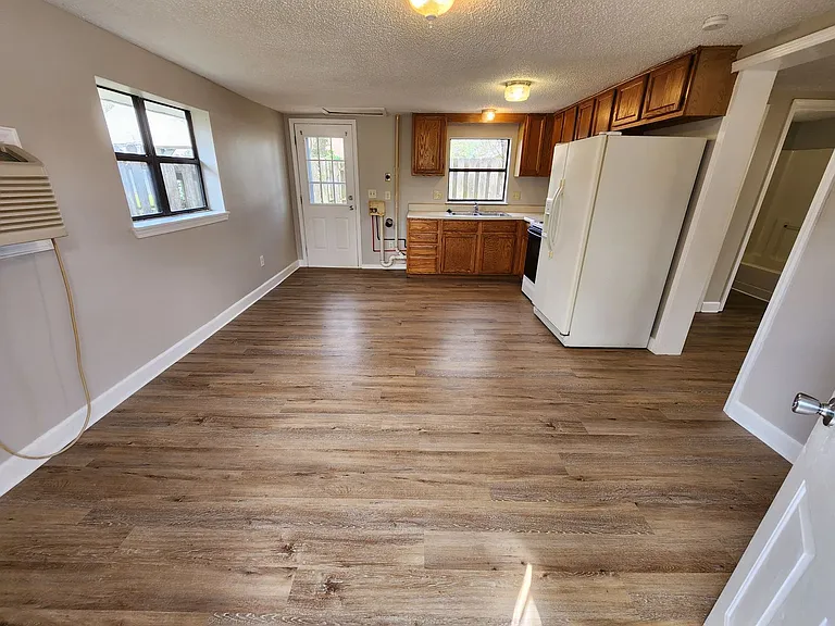 1433 N Brown Ave #B — Photo 4