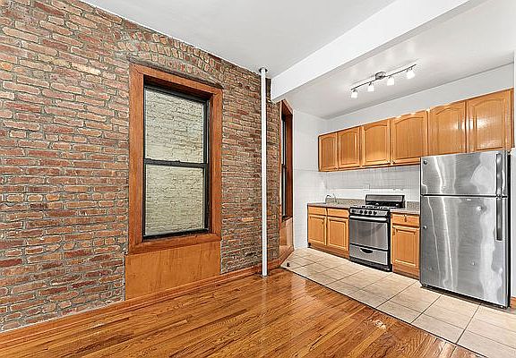 4th image of 326 E 11th St #10